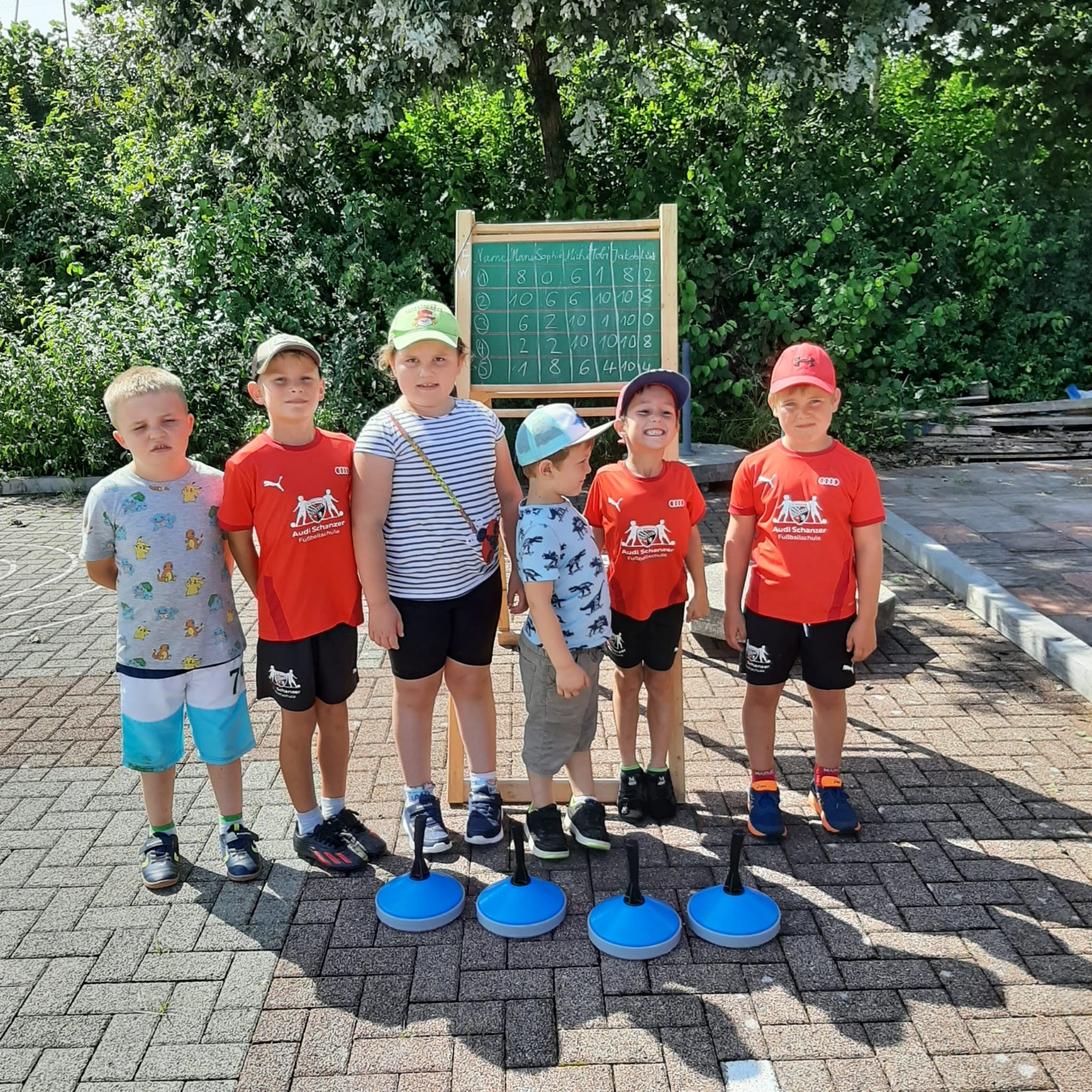 Jugendliche Schützen an der Wertungstafel