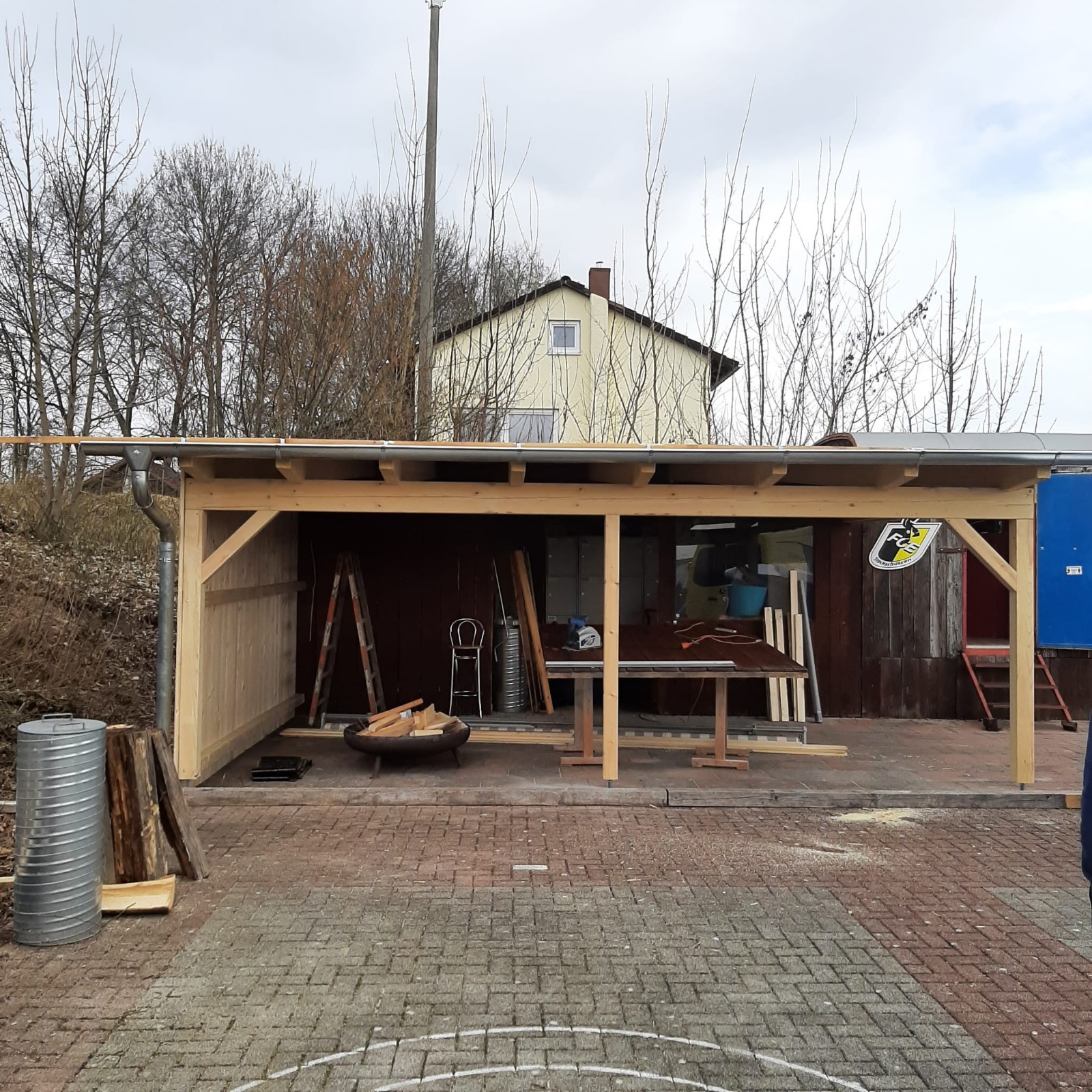 Neuer Holzpavillon am Bauwagen