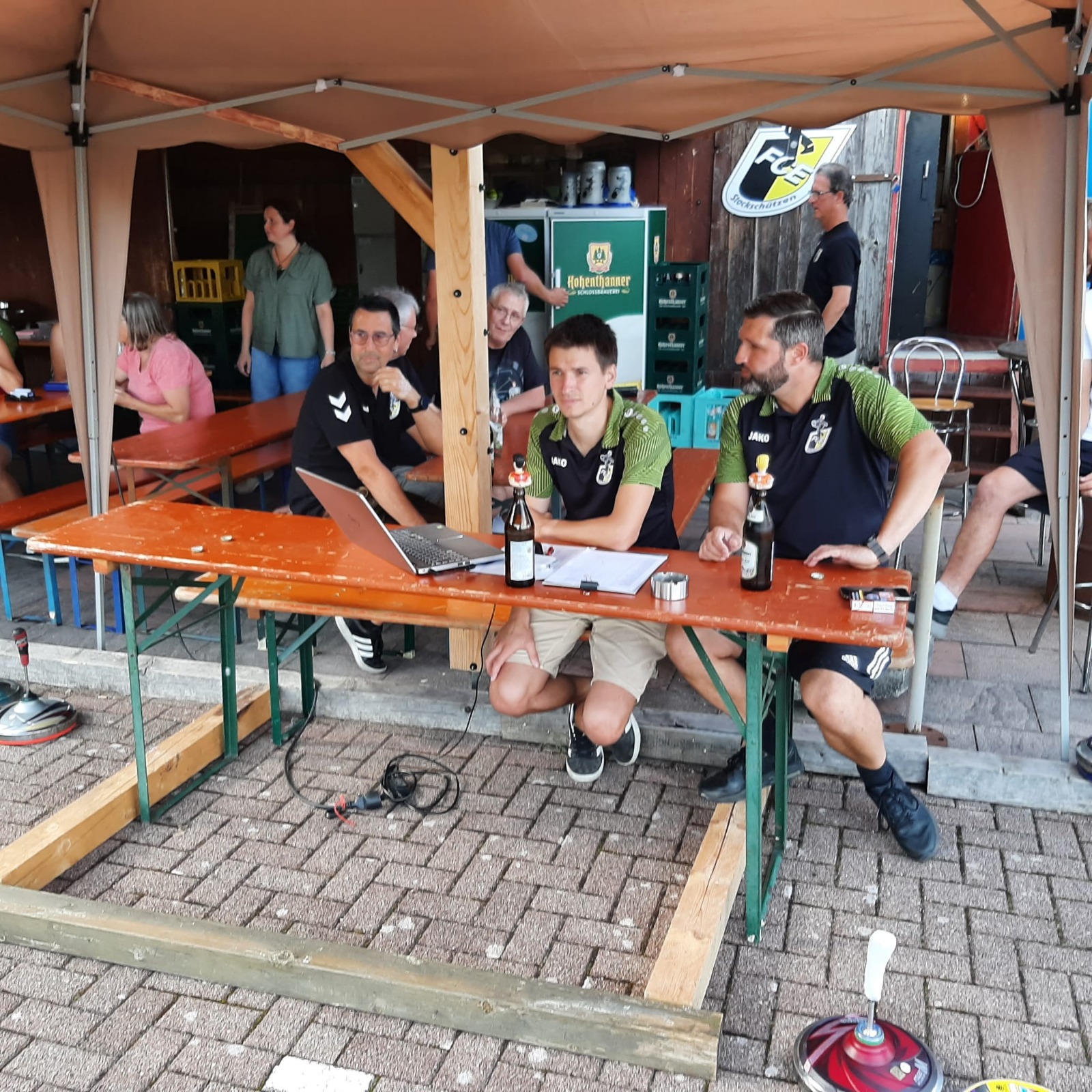 Turnierleitung mit Laptop